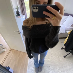 Stickad Offshoulder tröja - Mörkgrå stickad offshoulder tröja, jättegosig och varm och passar till allt. Super skick❤️