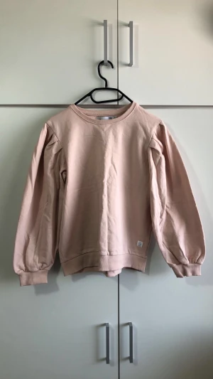 Rosa tröja - Jätte gullig tröja ifrån lager 157🤍 Den har puffärmar vilket gör den ännu finare och gulligare. Den är i bra skick. Den är också väldigt trendig och passar framförallt stockholmsstilen!