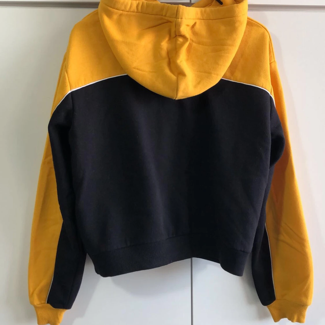 Svart och gul hoodie - 90