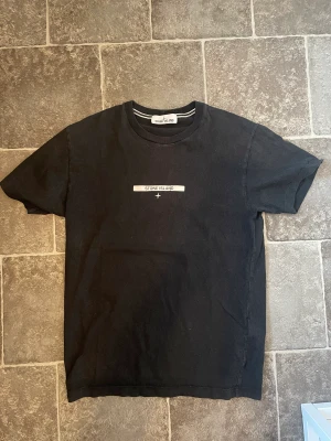 Stone Island T-shirt  - Skick: 8/10 Storlek: M Texten vid bröstet börjar tappa lite med inte så farligt