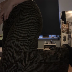 Brun- och svartrandiga byxor! - Skitsnygga och unika byxor som är svart- och brunrandiga. Jag älskar dom men har aldrig använt dom och kommer inte göra :( Atängs med dragkedja och en liten knapp <3