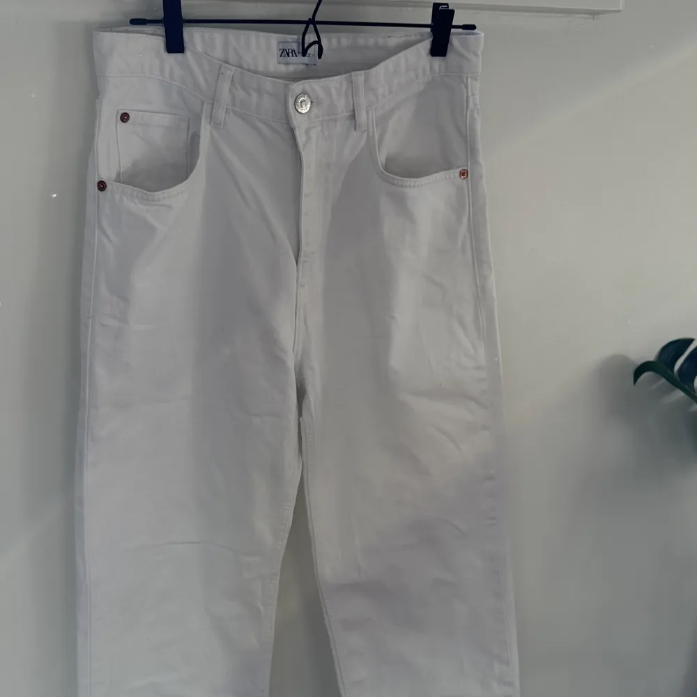 Extralånga vita jeans från zara med liten fläck. Jeans & Byxor.