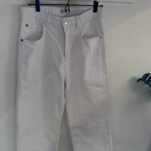 Extralånga vita jeans från zara med liten fläck