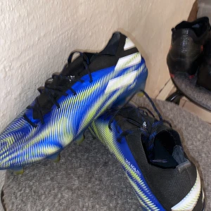 Adidas nemeziz - Jag säljer mina adidas nemeziz för att de är för små, de var för små. Använda Max 3 gånger.