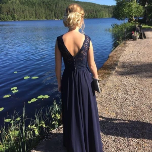 Balklänning - Balklänning stl XS. Använd endast på balen. Nypris runt 3000. Skickar mått vid intresse 