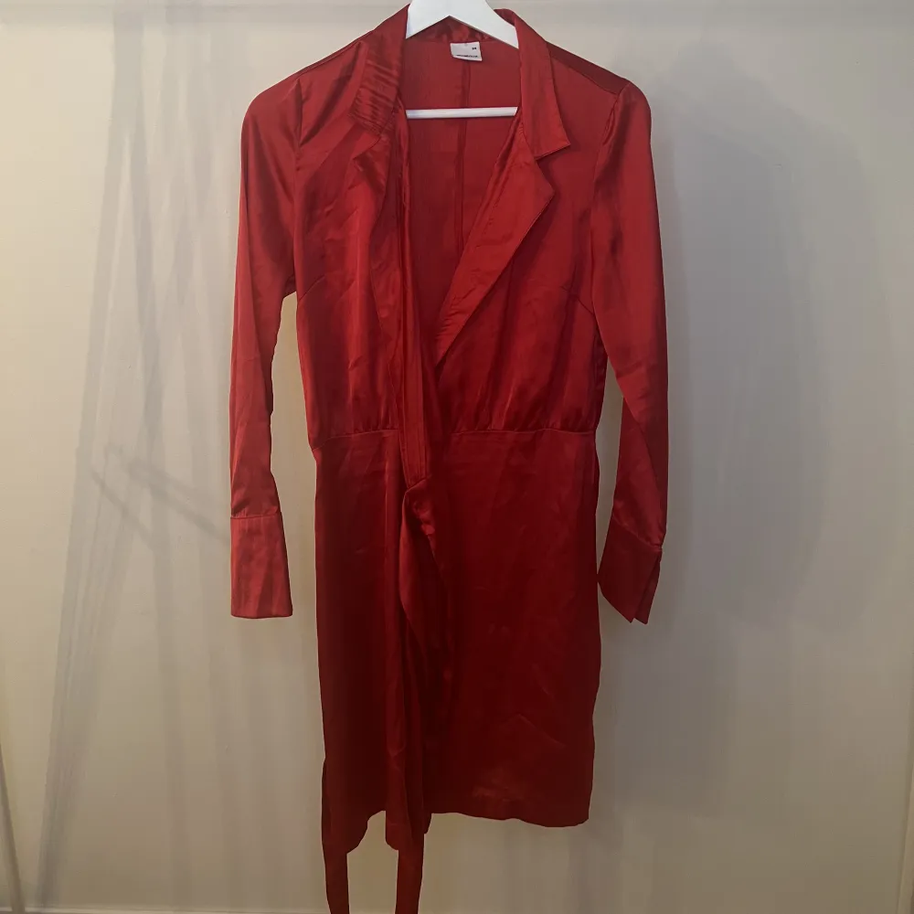 Superfin röd omlottklänning från Gina Tricot i storlek 34. ❌En liten slitning i ryggen, se bild två! ❌. Klänningar.