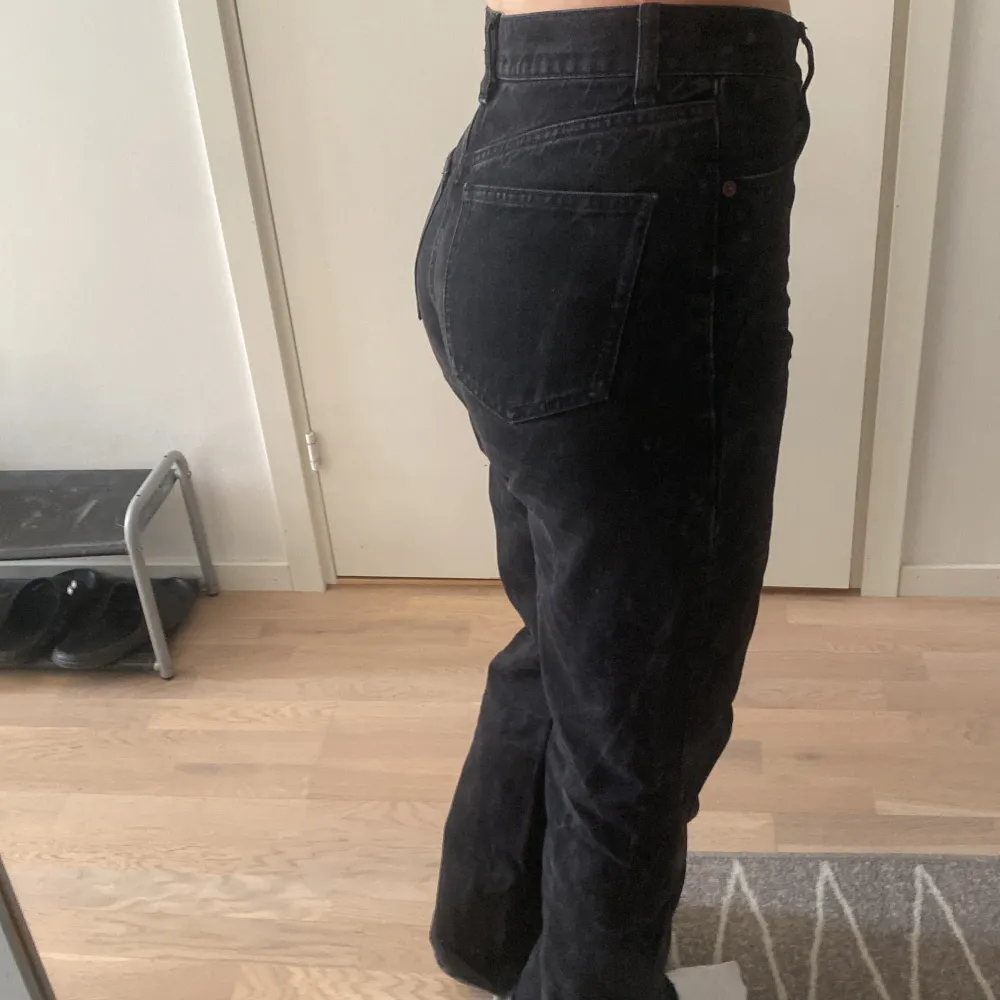 Svarta jeans, lite stentvättade ser det ut som, från Zara🖤. Jeans & Byxor.