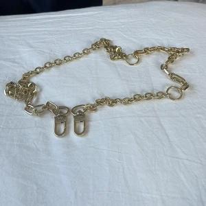 Maje kedja - Säljer dettaa guldiga kedje bandet till en maje väska. Min maje väska blev stulen så har ingen användning av kedjan. Jag har bara använt det nån gång så det är som nytt💗💗köp Direk för 400