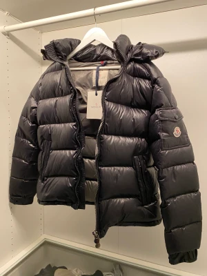 Moncler Maya jacka  - Säljer en inprincip ny moncler jacka, i modell maya! Nypris: 11790kr. Vid fler frågor skriv privat!