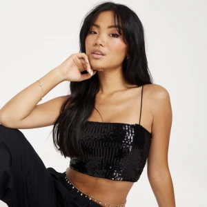 Svart glittertopp - Så snygg croppad glittertopp från Nelly🖤🖤🪩 Använd 1-2 ggr  Slutsåld på hemsidan!