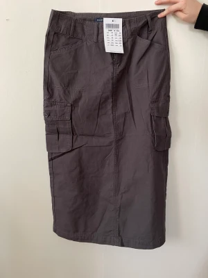 Kjol - En super fin kjol som tyvärr var för stor för mig så säljer vidare. Den är aldrig använd då jag precis fick hem den. (Köparen står för frakten)