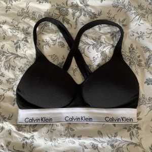 Calvin Klein topp - Svart bh/topp från Calvin Klein i storlek M. Endast använd en gång🖤