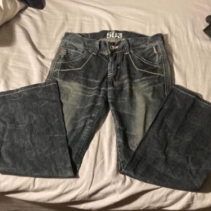 lådmidjade jeans - superfina lågmidjade jeans köpta här på plick, säljer pga för korta för mig :( märket heter edwin och de är i superbra skick :)) lånade bilder från förra ägaren!