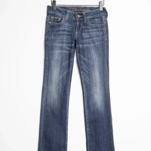 Lågmidjade jeans - Säljer nu dessa skitsnygga Jeans från Guess som tyvärr är för små för mig! Köpta på Zalando. Midjemått 26 och vet inte längden men skulle gissa 32