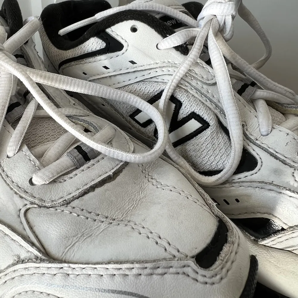 Snygga sneakers från populära märket New Balance i modellen 452, ”white/black”. Unisex i storlek 38. Använda rätt mycket därav priset. Kom med prisförslag eller köp nu, skicka ett meddelande vid frågor😊. Skor.