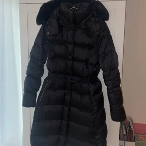 Dam jacka nyskick  - Använd 1 gång.  Storlek 42 (passar 38/42) 