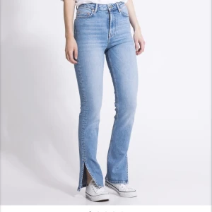 Helt oanvända jeans - Säljer dom här helt oanvända jeansen från lager 157, ser ut precis som på bilden förutom att det inte är någon split på dom som jag säljer. Prislapp finns kvar. Storlek M, nypris 300kr säljer för 200kr💗
