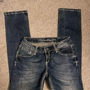 Super snygga lågmidjade jeans från Soccx! Aldrig använda💗 Köpta på sellpy, straight modell. Storlek 29 men passar mig som brukar ha 36/27