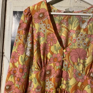 Klänning  - Världens härligaste klänning men den är tyvärr för stor för mig. Har en slits. Tyvärr saknar den ”bandet” till en av knapparna, utöver det är den i nyskick. 