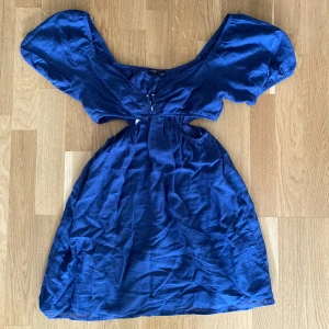 Cutout Klänning - Superfin klänning som har cutout vid midjan💕 Har aldrig blivit använd och har lappen kvar😊