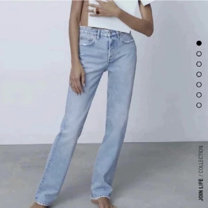 Fina mid rise jeans från zara - Säljer min nästintill oanvända jeans från zara i storlek 34 då jag knappt får någon användning av de. Suppersnygg och somrig tvätt. Hör av dig om du är intresserad och kan självklart skicka bilder på jeansen😊 