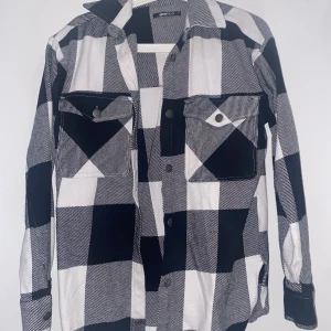 Oanvänd jacka  - Rutig svart vit jacka 