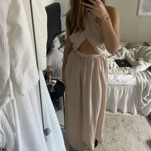 Balklänning - Beige/skimrig klänning, perfekt till bal💕
