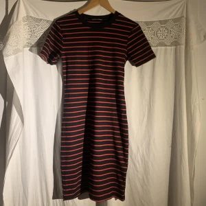 Bodycon-klänning Zara - Superskön och skin-tight klänning från Zara. Räcker ner till mitten av låren ungefär (på mig som har storlek S). Bekväm och använd endast 1 gång, i mycket bra skick! 