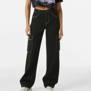 Cargo jeans - As feta populära cargojeans från Bershka. Prislapp kvar, aldrig använda!