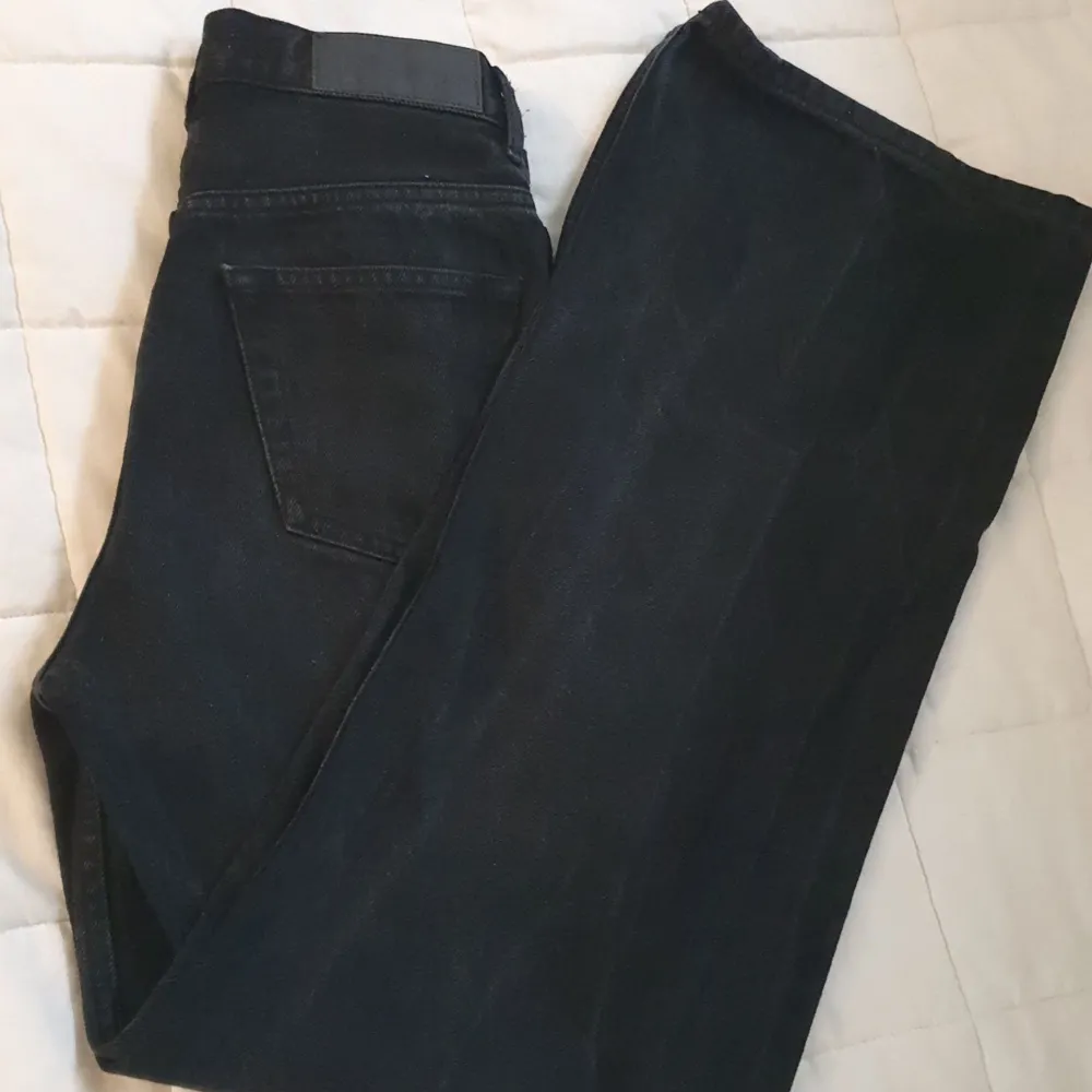 Ett par JETTE fina avarta jeans från junkyard i modellen Wide Leg storklek 25. Sitter jette fint då de är lite taitare i låren och mid waist i ett bra sick. men säljet då jag tyvär har växt ut dom. . Jeans & Byxor.
