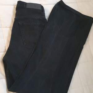 Ett par JETTE fina avarta jeans från junkyard i modellen Wide Leg storklek 25. Sitter jette fint då de är lite taitare i låren och mid waist i ett bra sick. men säljet då jag tyvär har växt ut dom. 