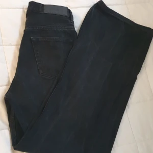 Jeans från junkyard - Ett par JETTE fina avarta jeans från junkyard i modellen Wide Leg storklek 25. Sitter jette fint då de är lite taitare i låren och mid waist i ett bra sick. men säljet då jag tyvär har växt ut dom. 