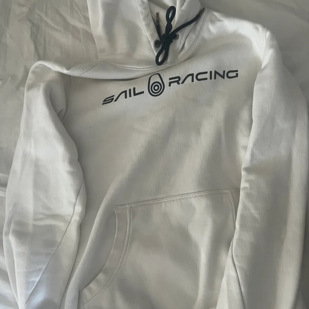Fin vit sail racing hoodie, en liten knappt synlig fläck på bröstet. . Hoodies.
