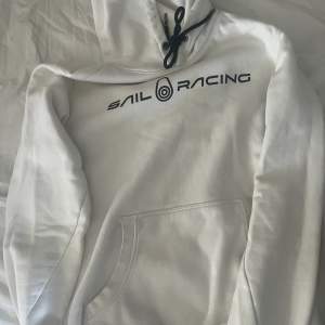 Fin vit sail racing hoodie, en liten knappt synlig fläck på bröstet. 