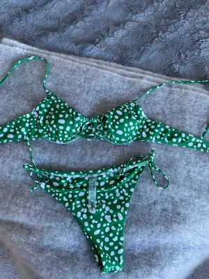 Bikini - Grön prickig bikini från shein. Båda delarna! Tvättas såklar innan den skickas