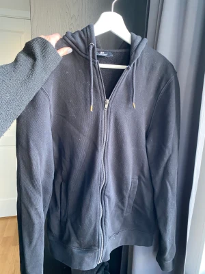 Svart hoodie - Basic svart hoodie, köpte på herravdelningen!