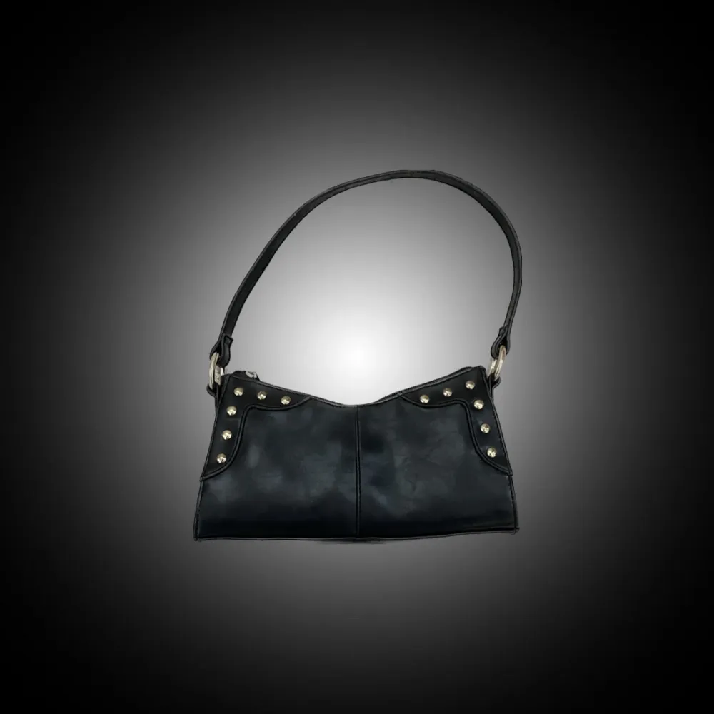 svart handväska i skinn från fiorelli. Väskor.