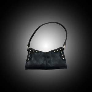 svart handväska i skinn från fiorelli