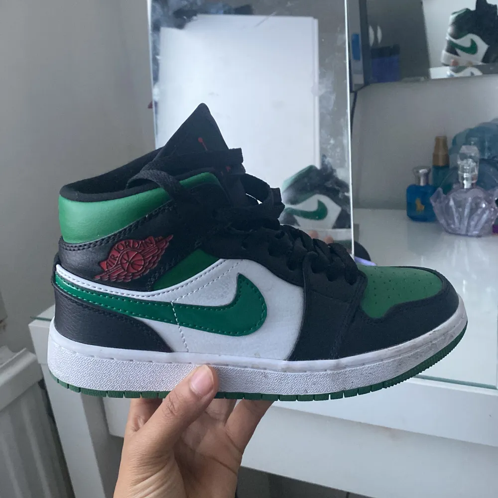 Nu säljer jag mina Nike air  Jordan 1 i pine green. Storlek 36,5 men sitter mer som 36. Knappt använda. Äkta . Skor.