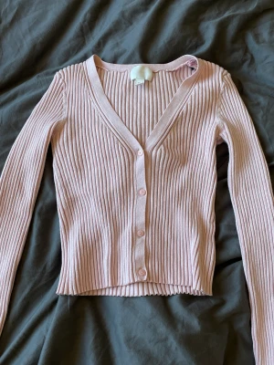 Rosa långärmad topp - Säljer denna rosa tröjan från hm då den inte kommer till användning. Den är i bra skick. Vid frågor skriv till mig🤍