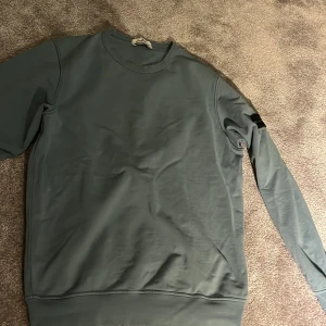 Stone island tröja junior - En typ ljus blå Stone island sweatshirt i storlek 14 år. Skick 8/10.