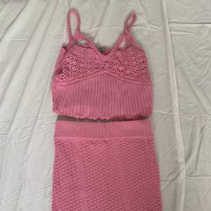 Ett virkat rosa set från asos, knappt använt. Kjol i storlek 38, toppen i 42. 