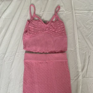 Rosa virkat set - Ett virkat rosa set från asos, knappt använt. Kjol i storlek 38, toppen i 42. 
