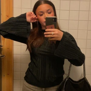 Mq blus - Säljer denna ursnygga tröjan/blusen, då den tyvärr inte kommer till användning längre. I perfekt skick. Den har utsvängda armar vilket jag tycker är så fint! Köpt på Mq från märket ”Stockh lm” Det går bra att använda köp nu men skriv gärna till mig innan💓