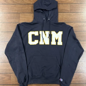 Champion CNM Hoodie  - Snygg vintage champion Hoodie i storlek S! Bara att skriva om du undrar över något🙏