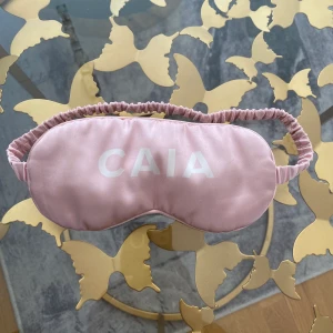 Caia sovmask / ögon skydd  - Bra att ha på flygresor eller allmänt när man behöver vila upp ögonen  Biancas Ingrosso märke CAIA Skickas med PostNord 