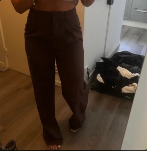 Bruna kostymbyxor bikbok - (Inte mina bilder) Säljer dessa supersnygga bruna kostymbyxorna från bikbok i strl 34. Säljer då de är lite för stora för mig, men superbra skick. Skulle säga att de är midwaist/högmidjade beroende på hur du vill ha dem. Pris går att diskutera❤️