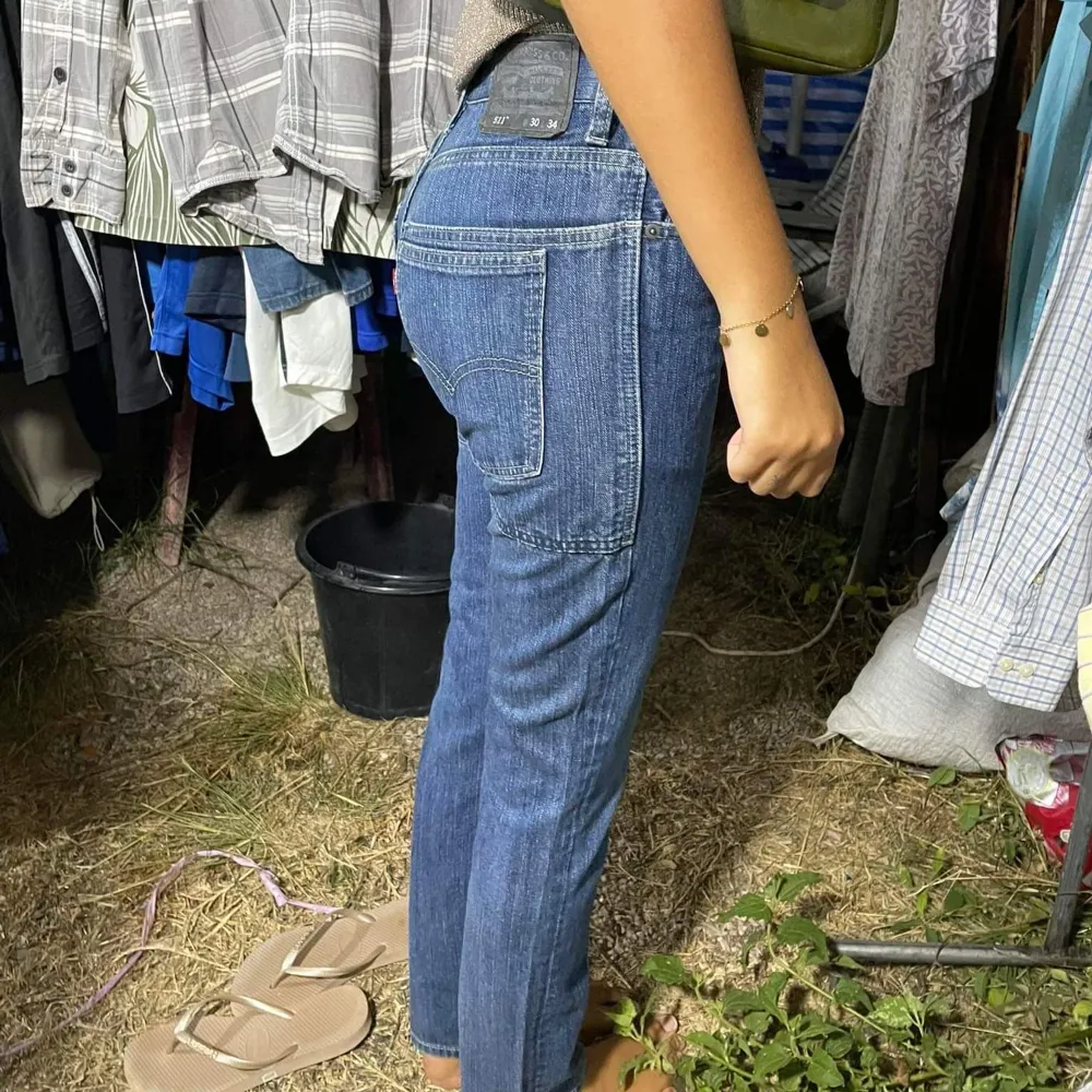 Låga vintage levis jeans med coola fickor ⭐️⭐️⭐️ mina nått är innerben 85 och låg midja 80 . Jeans & Byxor.