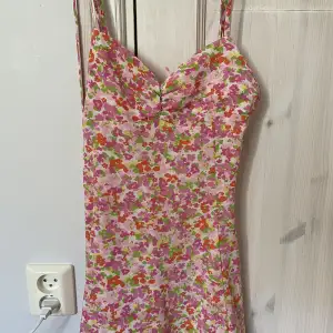 Säljer denna somriga klänningen från Gina Tricot! Användes på midsommar förra sommaren endast🙂hör av er om ni vill ha fler bilder!
