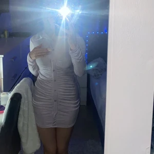 Festklänning  - Här är en festklänning i storlek S. Jätte fin och precis som ny bara använd en gång.   Pris kan diskuteras vid köp av flera saker.